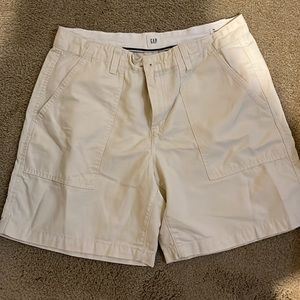 GAP Girlfriend Chino shorts size 6 cream